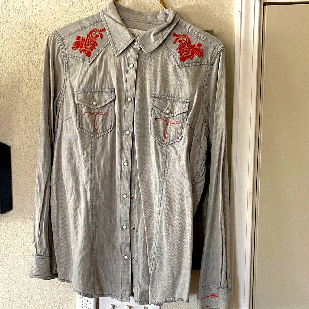 Ladies Western Embroidered Pearl Snap - Picture 1 of 3